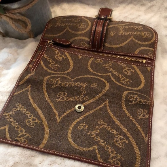 Gorgeous brown Dooney & Bourke signature wallet - Picture 3 of 16